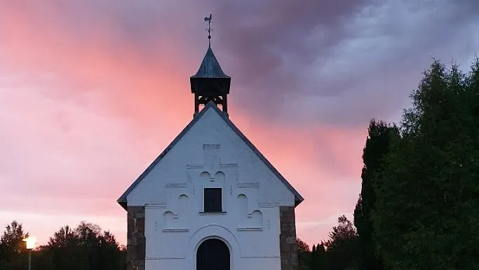 Solnedgang ved Øster Lindet Kirke
